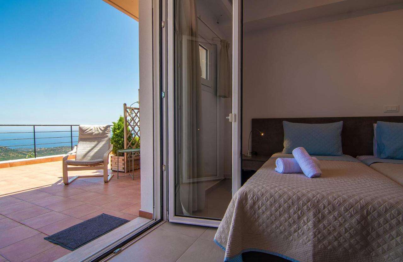 Villa Dio Petres Kroustas Esterno foto